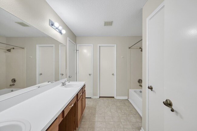 Building Photo - 10130 Woodico Dr