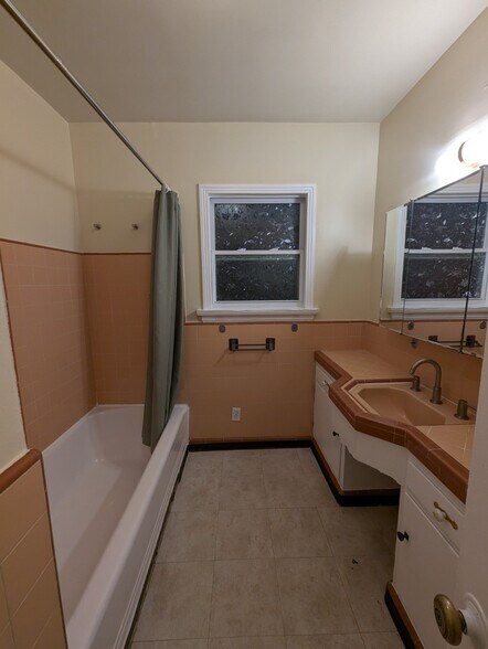 Building Photo - 1011 W 65th St