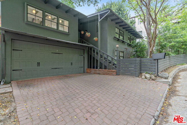 Building Photo - 3337 Ledgewood Dr