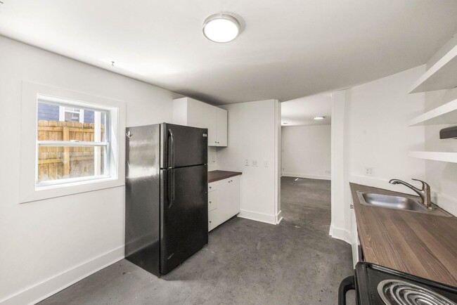 Building Photo - 611 S 14th St