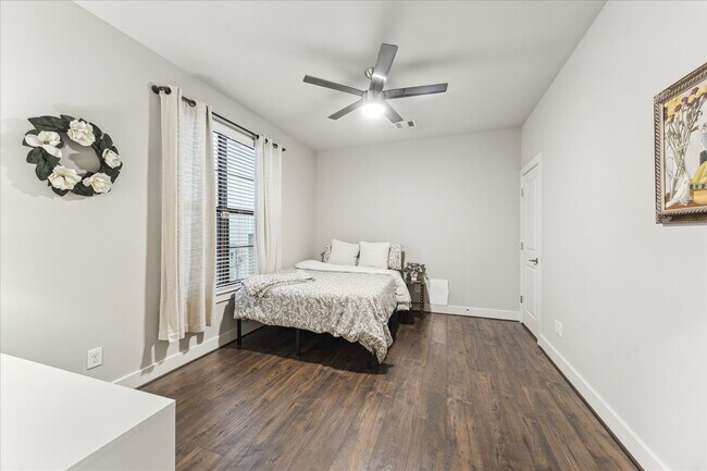 Building Photo - 5644 Darling St