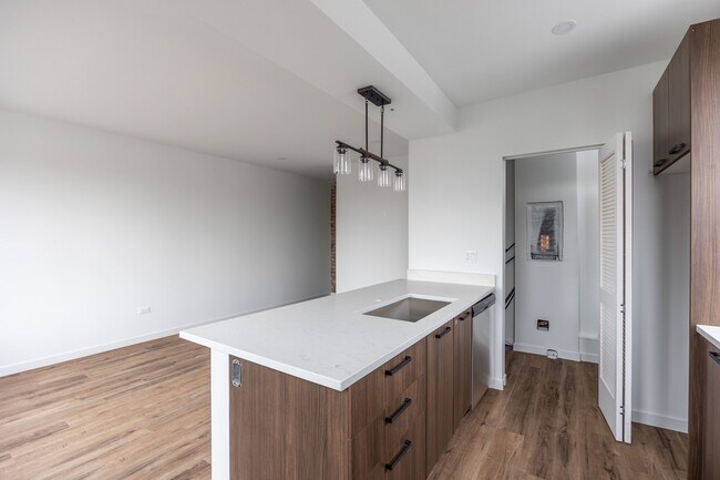 Building Photo - 4410 N Greenview Ave