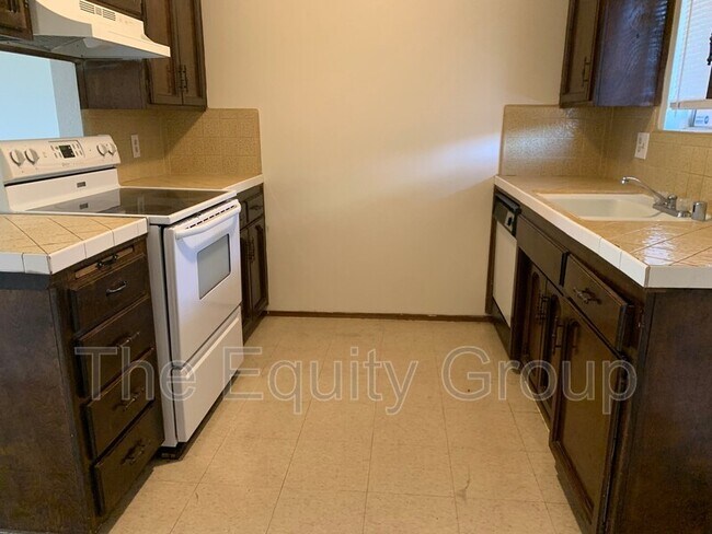 Building Photo - 2532 W Hemlock Ct