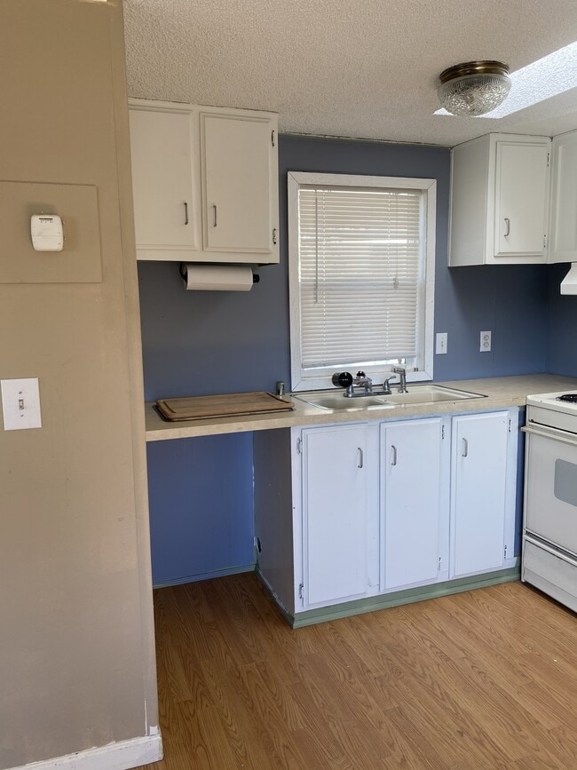 Building Photo - 800 Ponderosa Ln