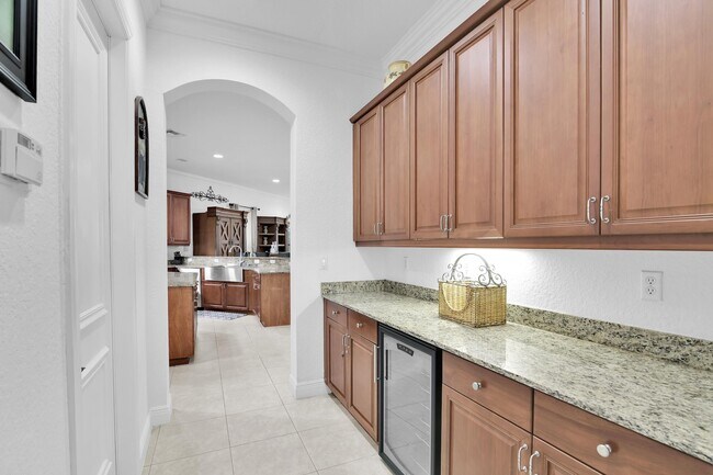 Building Photo - 10703 Versailles Blvd