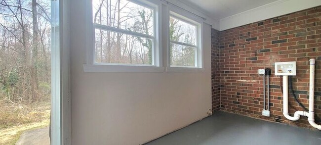 Building Photo - 2BD/1BA Duplex