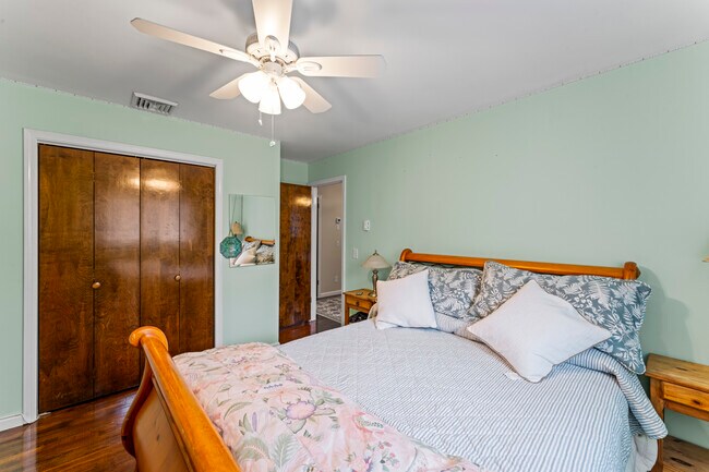 Building Photo - 8 Glenview Dr