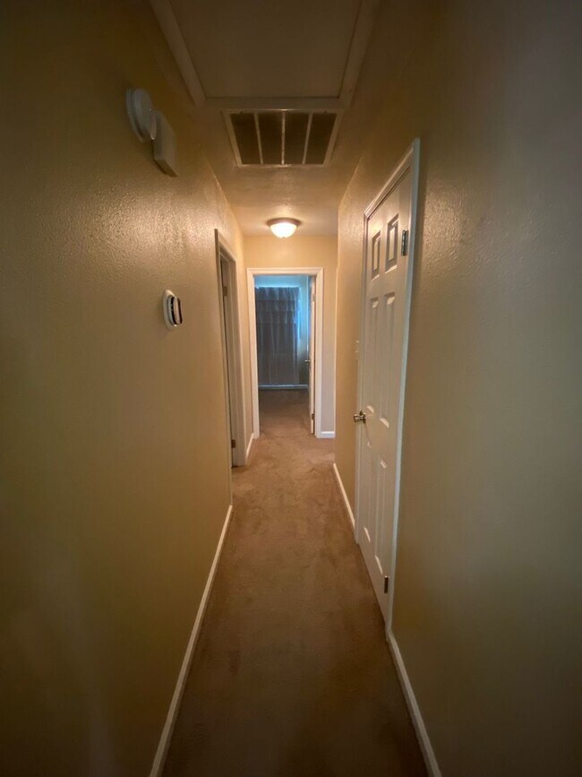 Building Photo - Charming 3-Bedroom Ranch !! "ASK ABOUT OUR...