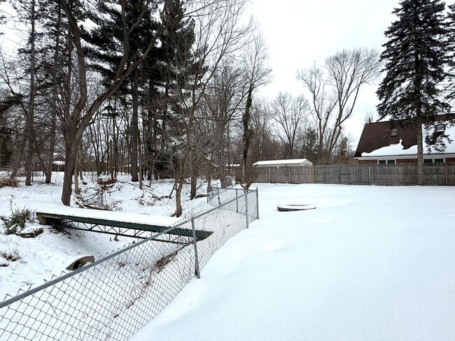 Building Photo - Move-In Ready 2 bedroom, 1.5 bathroom Home in Livonia