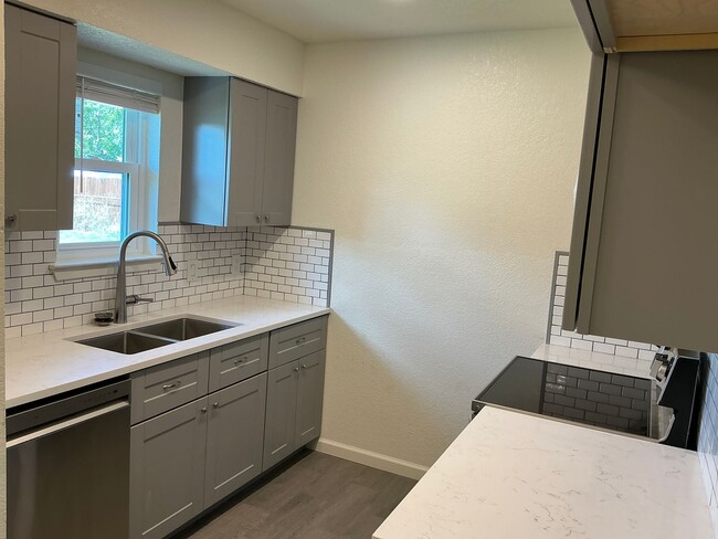 Building Photo - 4/2 with Premium Finishes & Great Backyard