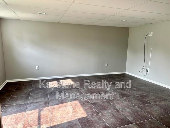 Building Photo - 18 Edgehill Dr