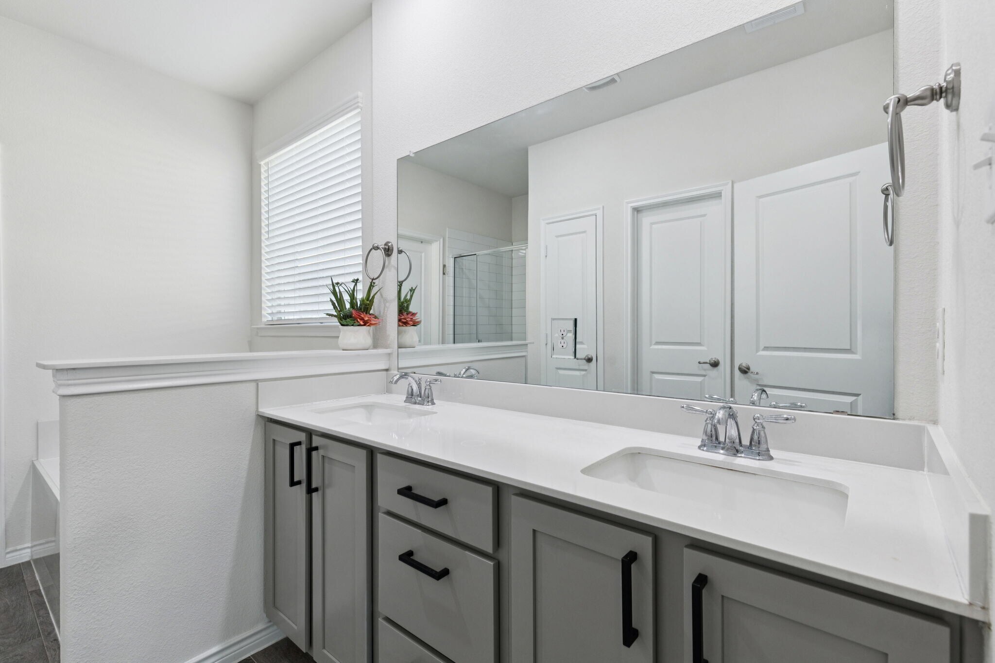 Building Photo - 11112 Canyon Oak St