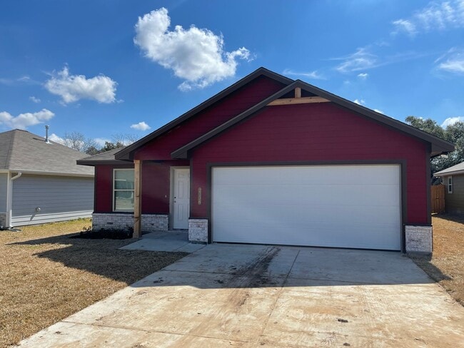 Building Photo - Bryan -3 bedroom / 2 bath / 2 car garage / Large fenced in back yard.