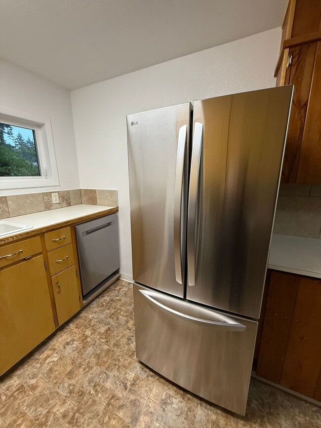 Building Photo - Newly Updated! 3 Bed/2 Bath House on a Lar...