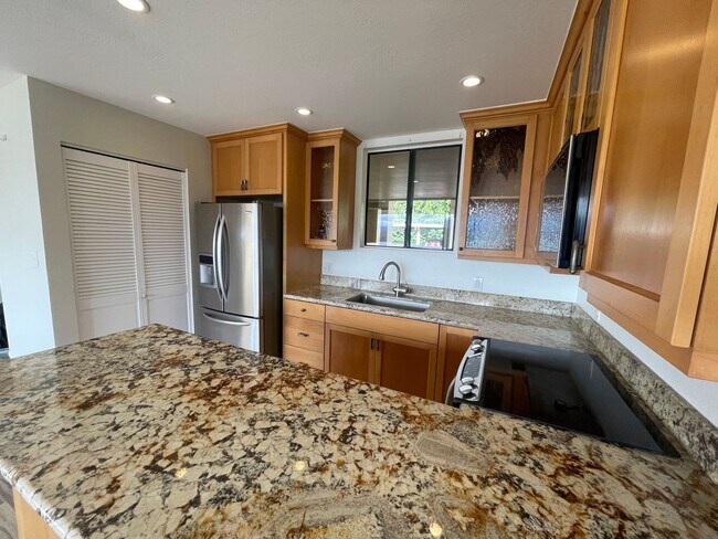 Building Photo - Beautiful 2 bedroom, 2 bath townhome