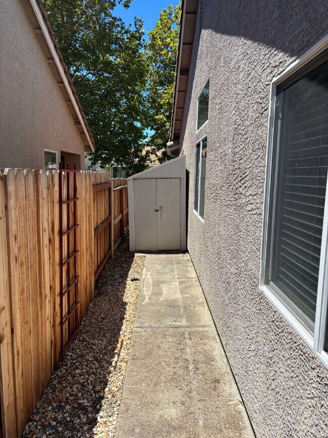 Building Photo - Charming 3 Bedroom Home in Desirable Elk Grove Neighborhood with 2-Car Garage