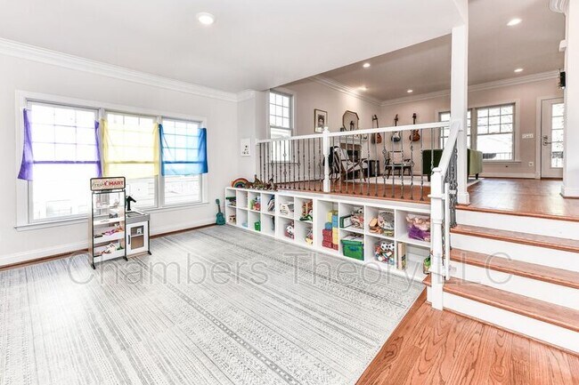 Building Photo - 306A Pine St