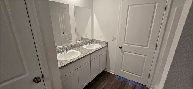 Building Photo - 2109 E Crystal Dr