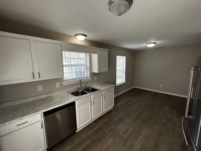 Building Photo - Nice ranch 3/2 with garage in Lavergne, Tn Just renovated