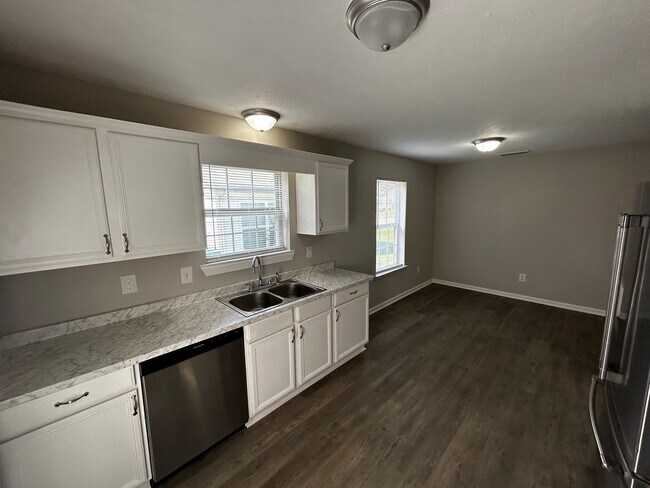 Building Photo - Nice ranch 3/2 with garage. Just renovated
