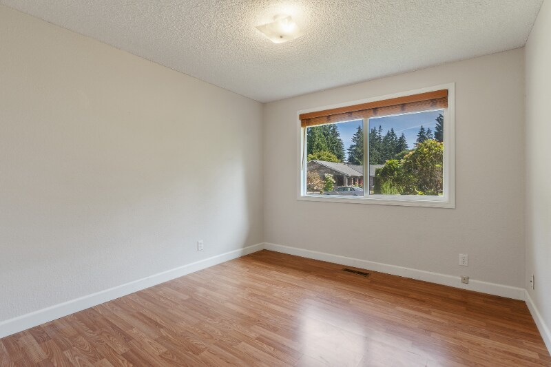 Building Photo - 9423 NE Woodridge St