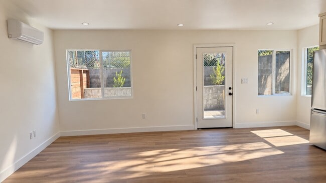 Building Photo - 4380 Huntington Dr S