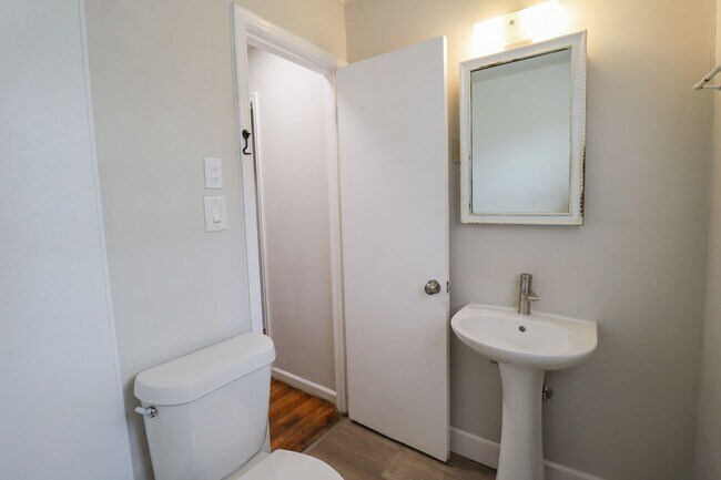 Building Photo - 3 BED 1 BATH! Schedule a tour today!