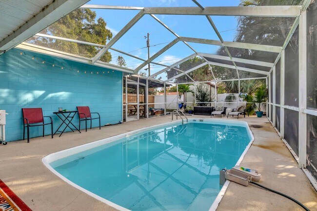 Building Photo - 3 BEDROOM 2 BATHROOM POOL HOME LOCATED IN ST. PETERSBURG