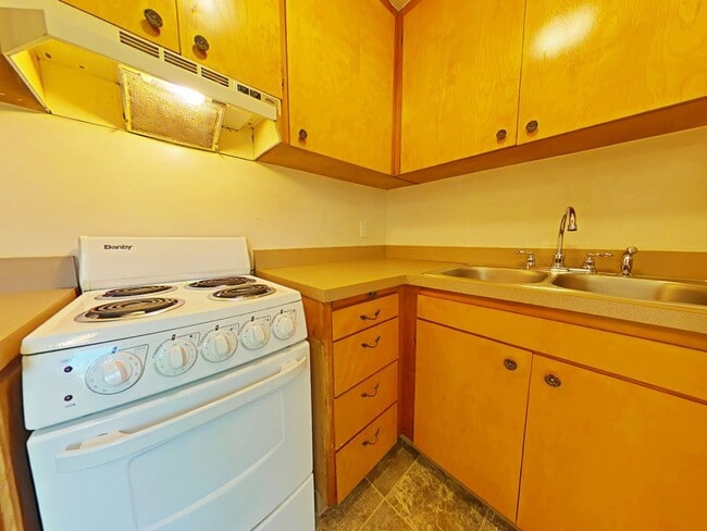 Building Photo - 1 Bedroom Apartment ~ Close to Campus ~ Ca...