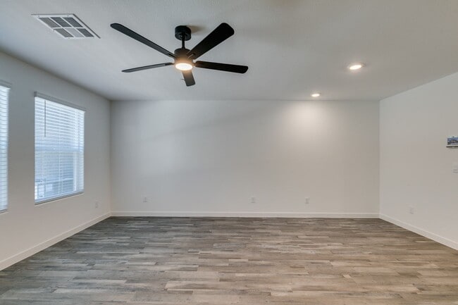 Building Photo - Beautiful New 3 Bed / 2.5 Bath Townhome 89178