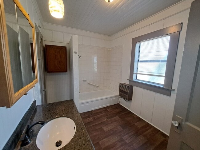 Building Photo - 208 S Andrews Dr