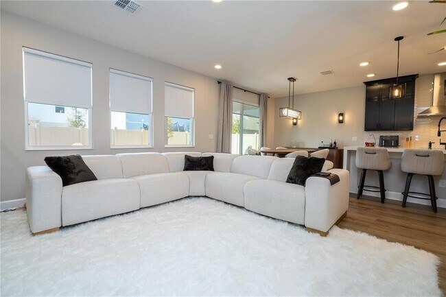 Building Photo - 5090 Shady Pnes Dr