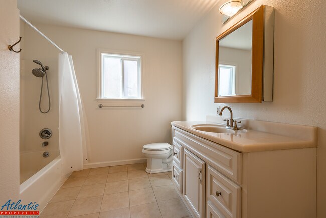 Building Photo - 381 Hamilton Ave