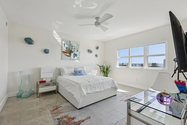 Building Photo - 2640 Lake Shore Dr