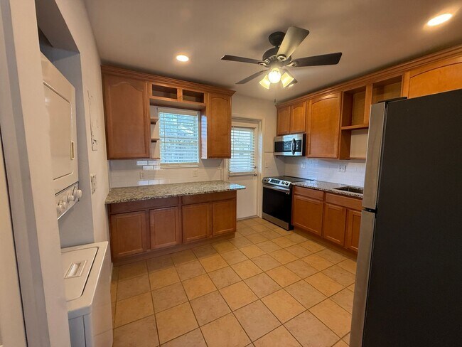 Building Photo - 640 Robinhood Dr