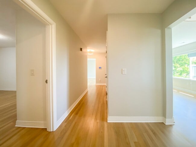 Building Photo - Stunning Mid-Century Home with Spectacular Southerly Views in Sought-After Terwilliger Heights!