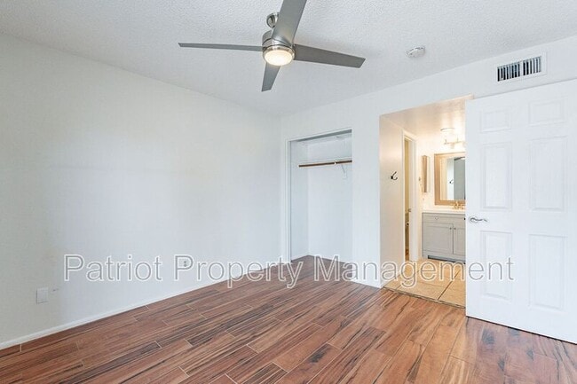 Building Photo - 3316 E Crescent Ave