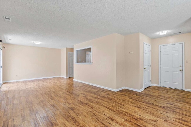 Building Photo - Affordable in the Heart of Jacksonville