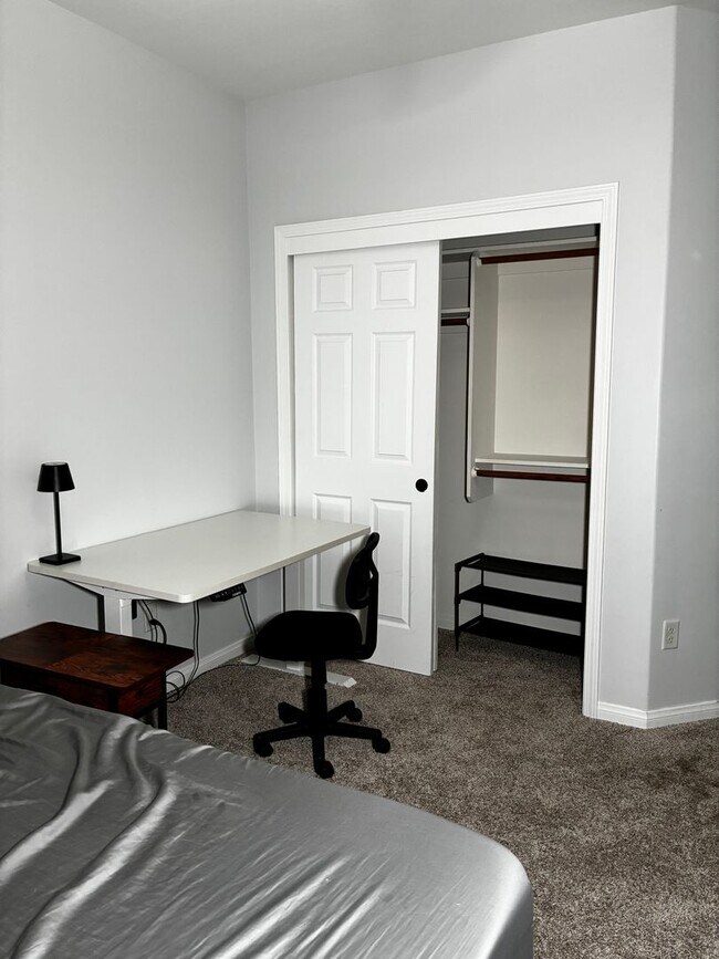 Building Photo - $500 Move-In Special! Furnished 4-Bed Home...