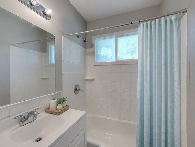 Building Photo - Beautiful 4BR 1BA Home w/  Granite Counters, Stainless Steel Appliances and Big Backyard in Grand...