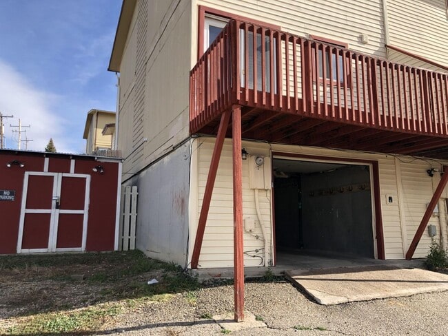 Building Photo - Centrally Located, 2 Bedroom Townhouse w/G...