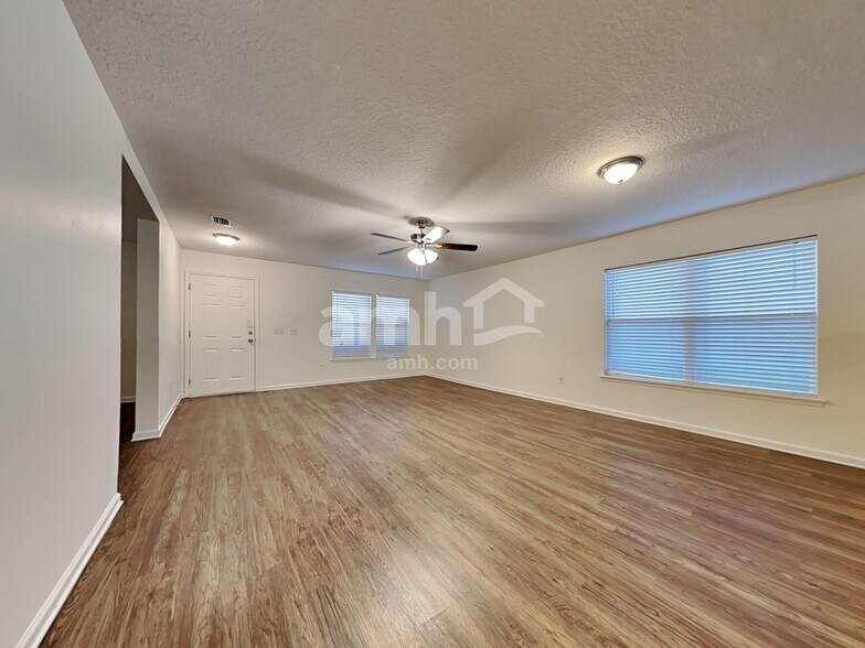 Building Photo - 2260 Brian Lakes Dr E