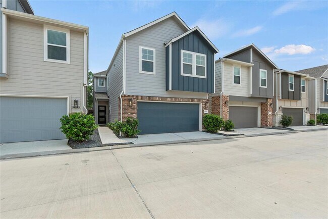 Building Photo - 16107 Hilltop Oak Dr