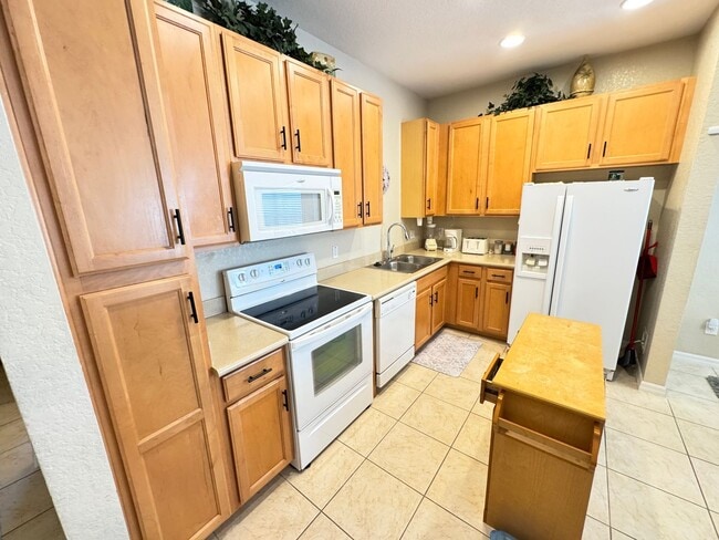 Building Photo - Fully Furnished 5-Bed End-Unit Townhome with Hot Tub in Gated Coral Cay! WASHER & DRYER INCLUDED!