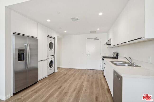 Building Photo - 951 S Wilton Pl