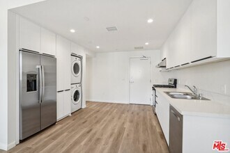 Building Photo - 951 S Wilton Pl