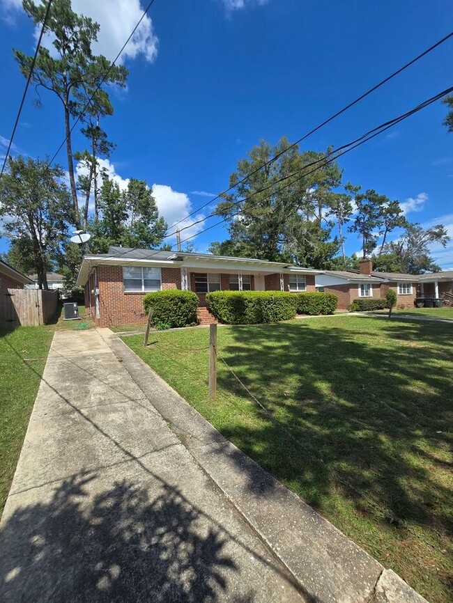 Building Photo - 2bedroms 1bathroom Duplex -Minutes from FAMU