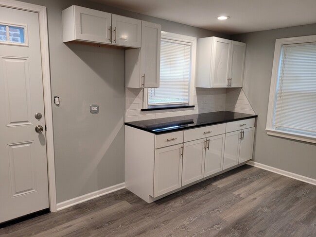 Building Photo - 8617 S Bennett Ave