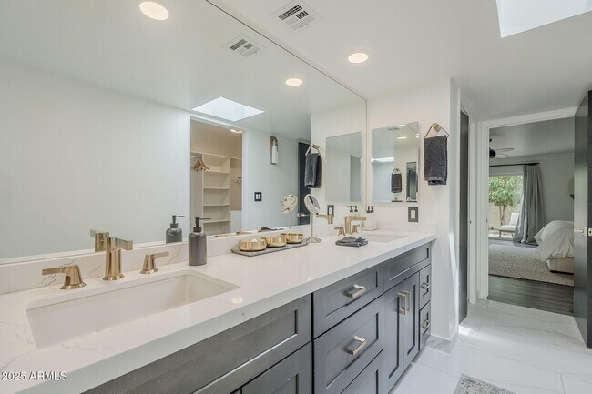 Building Photo - 7322 E Sierra Vista Dr