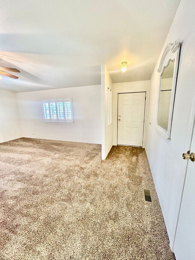 Building Photo - Charming 2-Bedroom 2-Bathroom Furnished Manufactured Home in Fortuna Foothills.